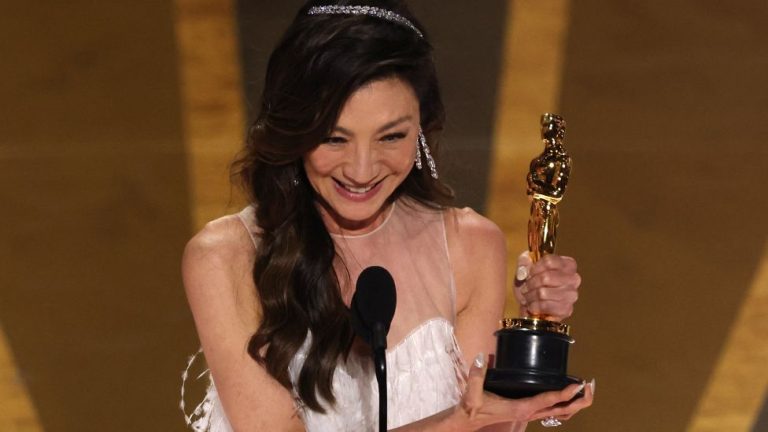 Rakyat Malaysia gembira Michelle Yeoh lakar sejarah Oscar