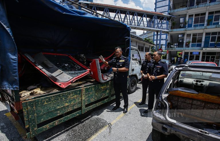 Polis tahan lelaki potong, lerai kenderaan terbiar di tempat parkir