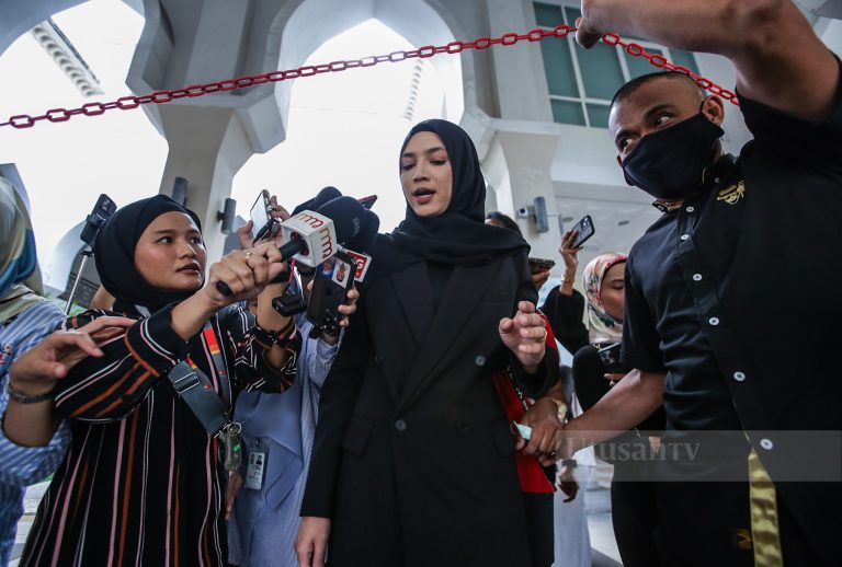 Diana Danielle tiba di mahkamah untuk proses JKP, Farid Kamil hadir bawa jambangan bunga – “Bunga ini sebagai tanda perdamaian pertama,”