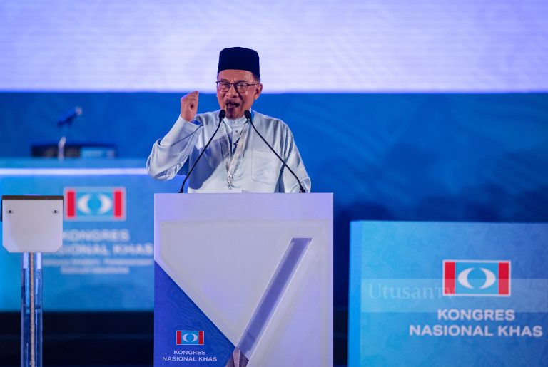 Presiden PKR, Datuk Seri Anwar Ibrahim berucap pada Kongres Nasional Khas Parti Keadilan Rakyat 2023 di Stadium Malawati Shah Alam, hari ini GAMBAR: Abd Razak Aid