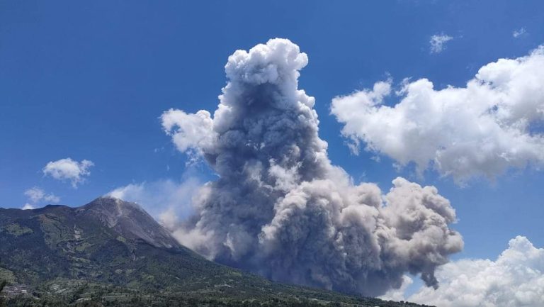 Gunung Merapi meletus, muntahkan asap panas sehingga 1.5km