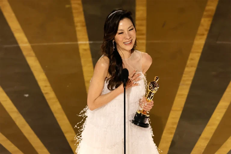Michelle Yeoh dinobatkan Pelakon Wanita Terbaik Oscar, rakyat Malaysia pertama menangi trofi anugerah berprestij