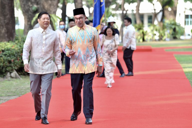 Anwar diberi sambutan rasmi di Istana Malacanang