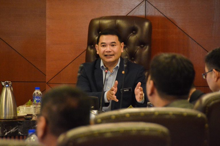 UMNO Selangor nafi keluar surat desak Rafizi letak jawatan