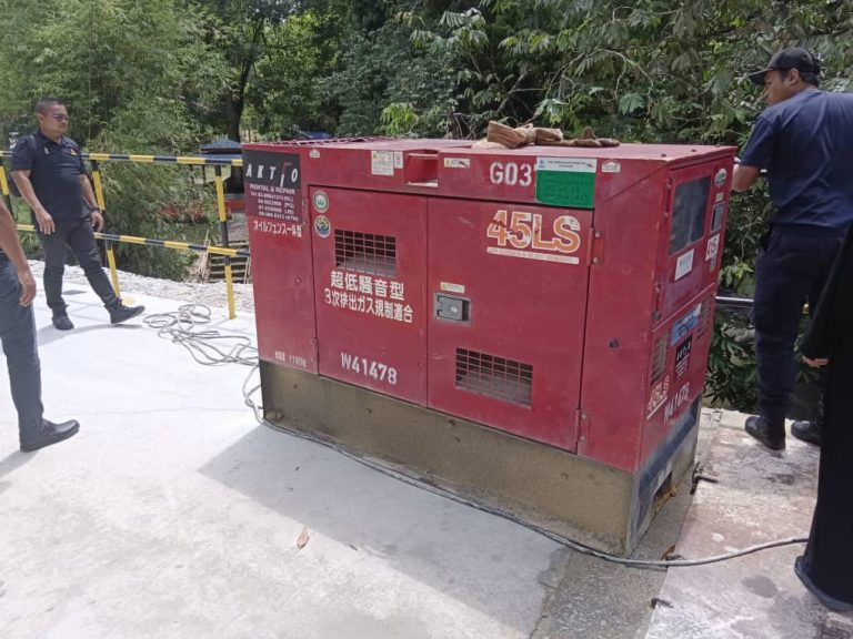 LUAS kesan pencemaran bau, minyak diesel di Sungai Batu