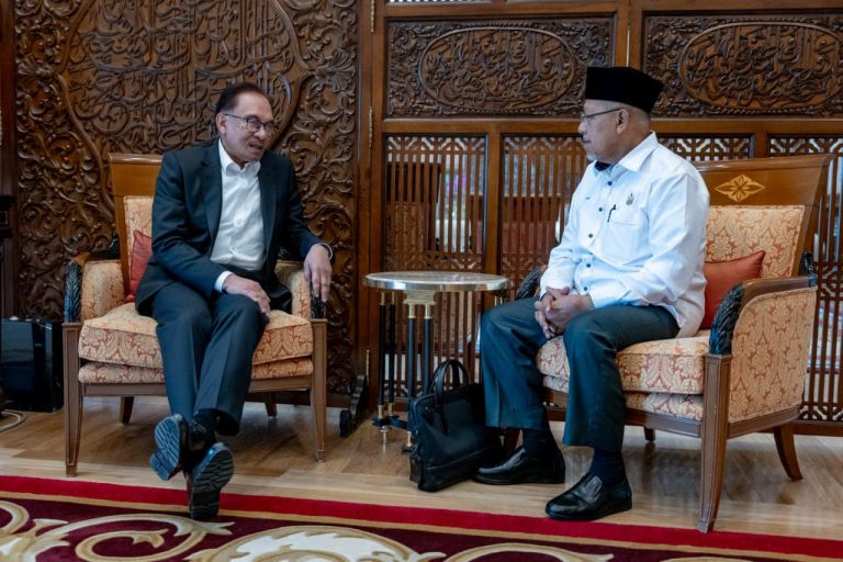 PM terima kunjungan hormat Menteri Besar Kelantan