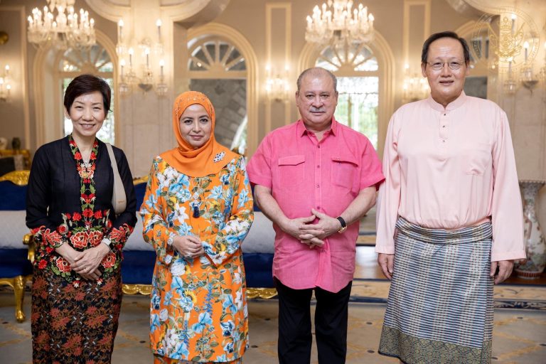 Sultan Johor terima kunjungan dua menteri Singapura