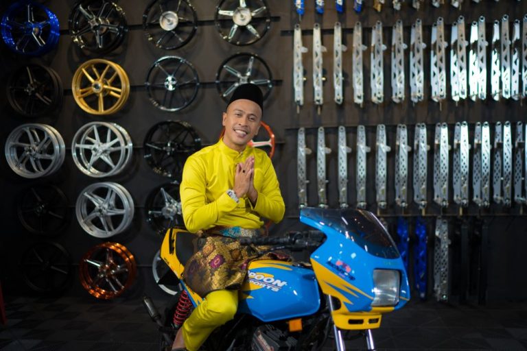 Raya Rempit nyanyian Achey bukan lagu raya biasa-biasa – “Mereka mesti akan cantikkan & bersihkan motor sebelum balik kampung…,”