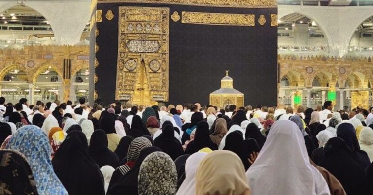 Ikuti tips mengemas keperluan umrah supaya beg anda ringan dan tidak beranak pulang dari Mekah nanti