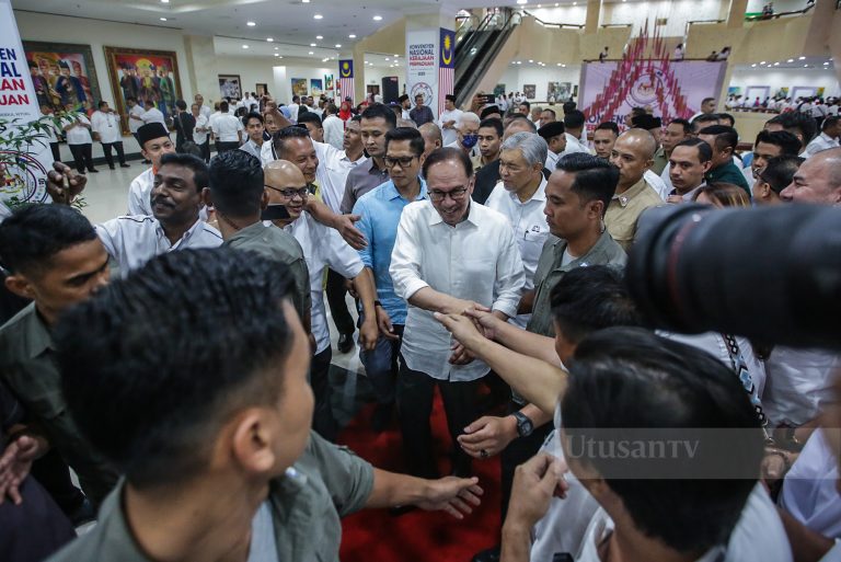Hari Ibu: Jagalah ibu dengan penuh kasih sayang – PM Anwar