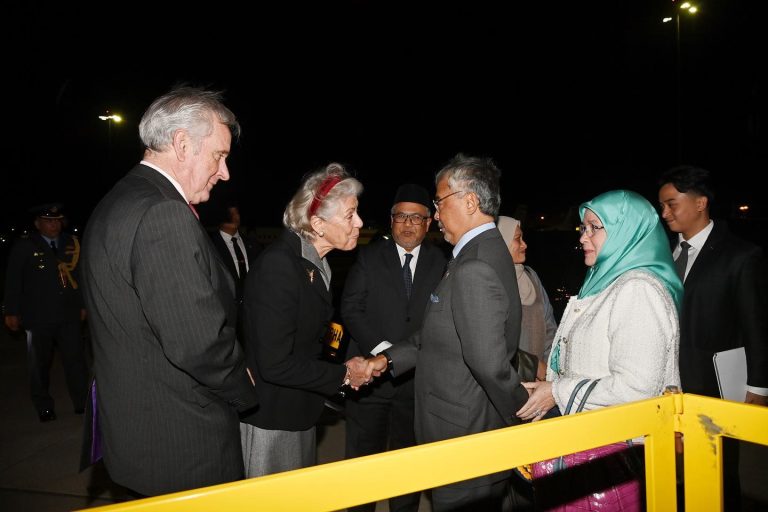Agong, Raja Permaisuri berangkat tiba di London