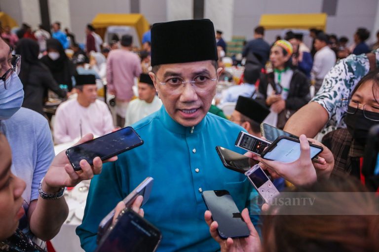 Beri laluan calon lebih muda, Azmin bayang tak bertanding PRN Selangor