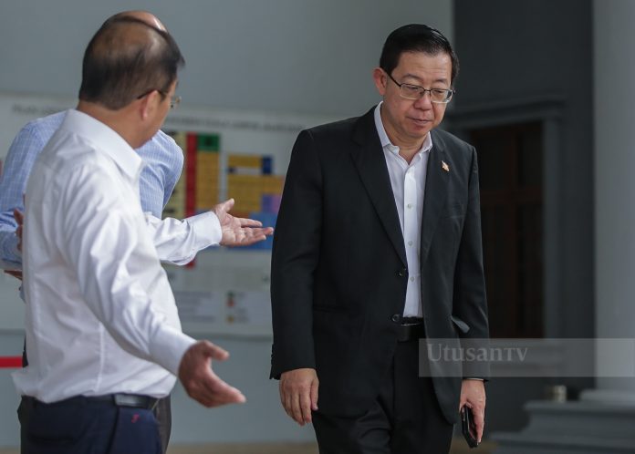 Bekas Ketua Menteri Pulau Pinang, Lim Guan Eng menghadapi pertuduhan rasuah membabitkan pembinaan terowong dasar laut dan jalan utama bernilai RM6.3 bilion ketika dihadapkan ke Mahkamah Kuala Lumpur, hari ini. GAMBAR: Abd Razak Aid