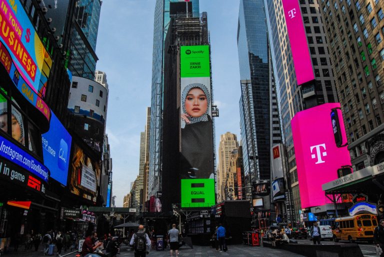 Giliran Ernie Zakri hiasi papan iklan New York Times Square – “Satu kejayaan terbesar dalam kerjaya saya…,”