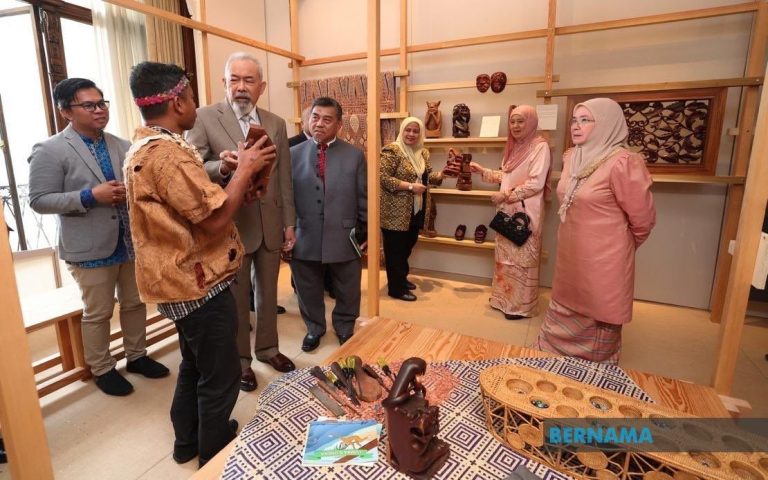 Tun Juhar lawat Pavilion Malaysia sempena Minggu Kraf London 2023