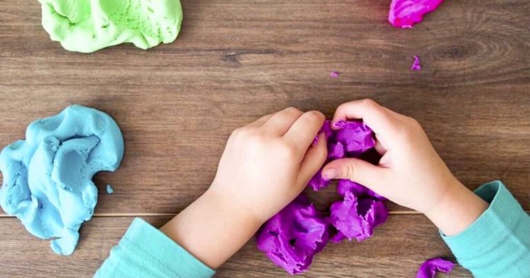 Buat ‘playdoh’ sendiri di rumah lebih selamat untuk anak-anak bermain. Rangsang sensori motor dan kreativiti