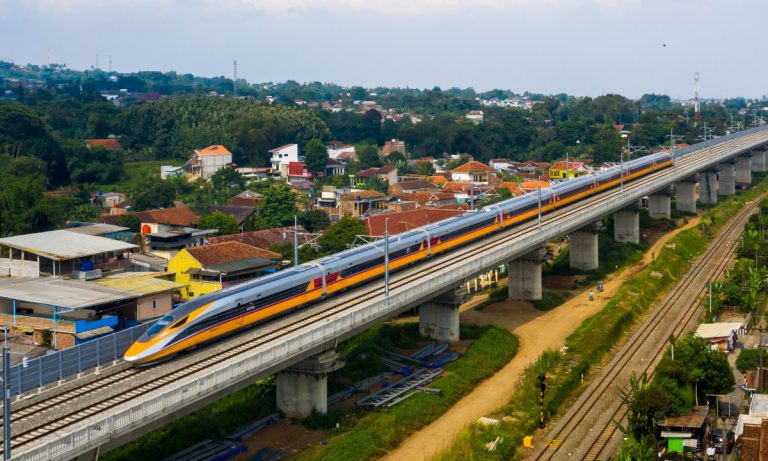 Kereta api laju Jakarta-Bandung dibuka untuk ujian orang ramai bulan depan