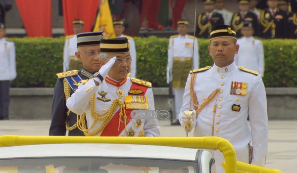Agong, Raja Permaisuri berangkat ke istiadat mengarak panji-panji