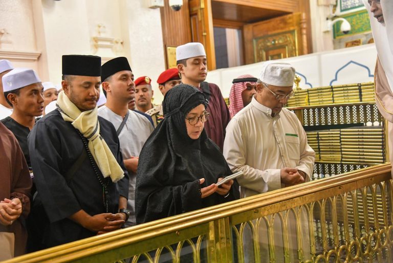 Agong, Raja Permaisuri ziarah Raudhah, makam Nabi Muhammad