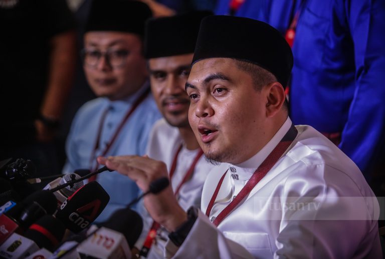 ‘Saya diangkat oleh rakyat, bukan dengan menjilat pemimpin’, Akmal pulang paku buah keras pada Nazri
