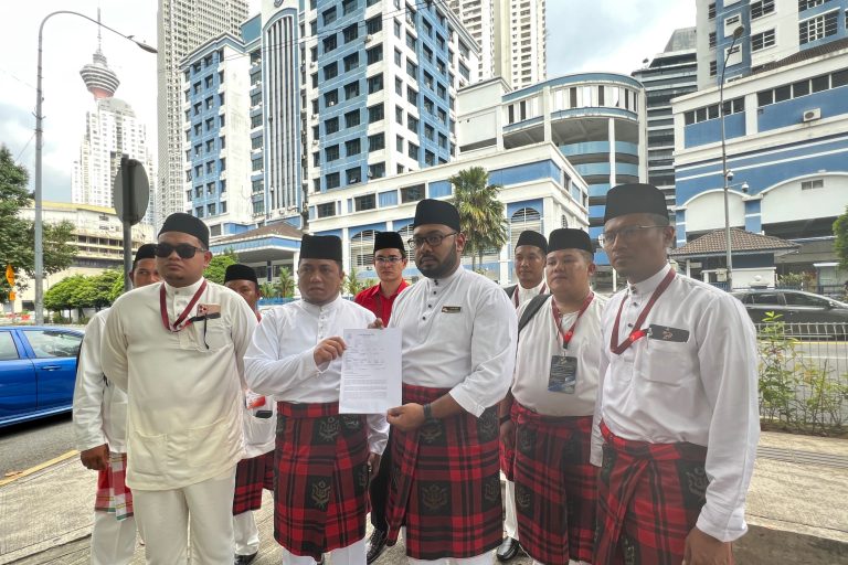 Pemuda UMNO gesa pelawak Jocelyn Chia disekat masuk ke Malaysia
