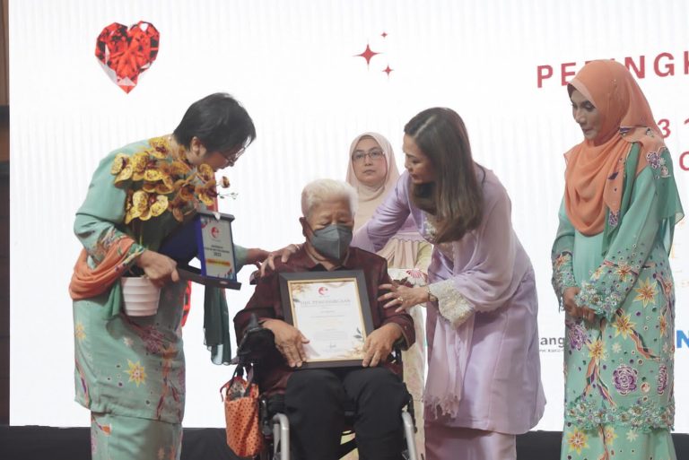 10 ibu terima anugerah Tokoh Ibu Pekawanis Peringkat Negeri Selangor. Berjaya didik anak dan beri sumbangan kepada masyarakat