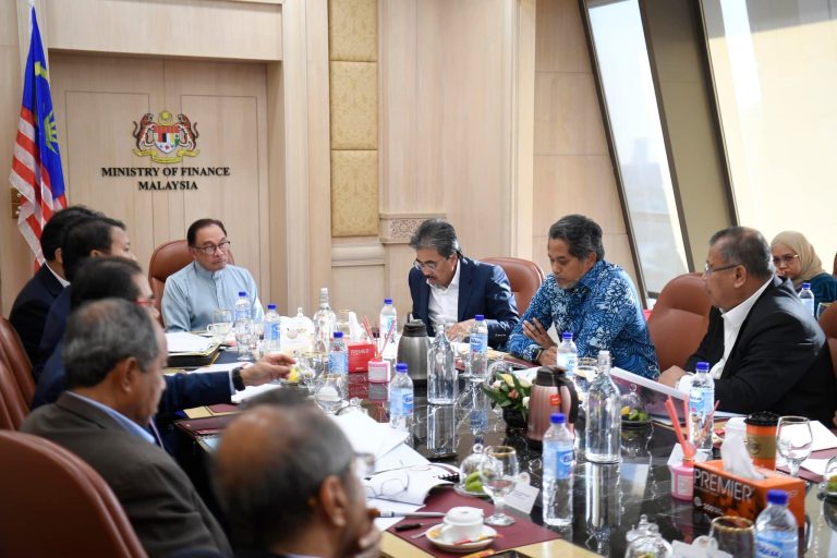 Malaysia punyai masa terhad pulihkan ekonomi – Anwar minta nasihat pakar, termasuk Johari, Khairy