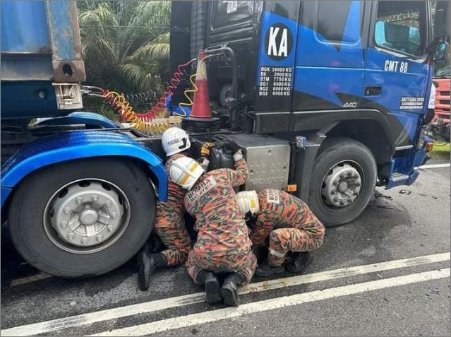 2 penunggang wanita maut motosikal terbabas rempuh lori
