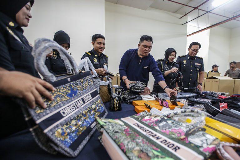 KPDN KL rampas barangan tiruan bernilai RM250,000 di Jalan Petaling