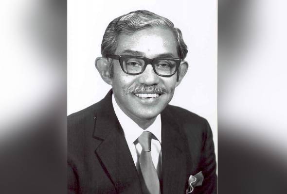 ‘Mak terpaksa ‘lepaskan’ ayah kembali dalam politik’ – Anak Tun Dr Ismail