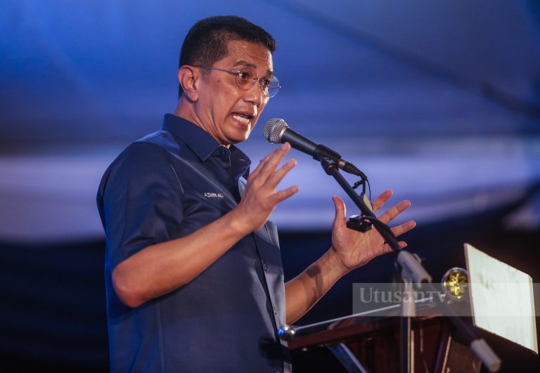 ‘Turunkan harga minyak dulu,’ Azmin sedia debat Rafizi tapi bersyarat