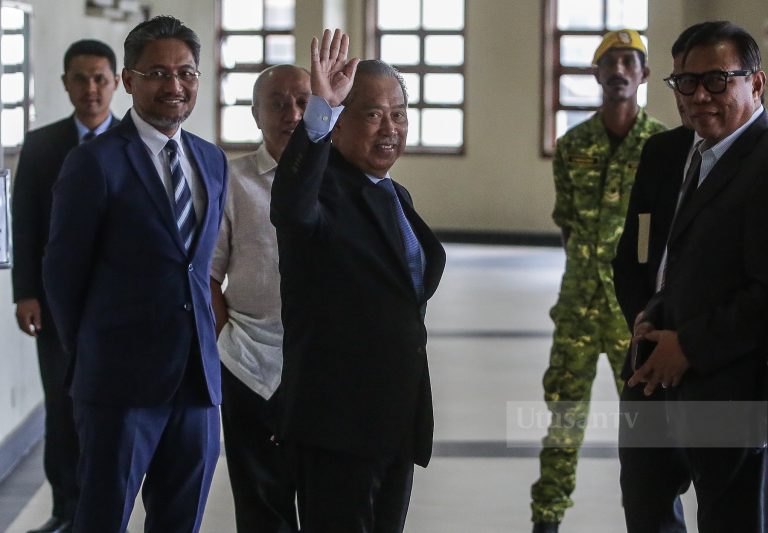 Mahkamah tolak permohonan Muhyiddin dapatkan pasport secara kekal, ada tiga lagi kes