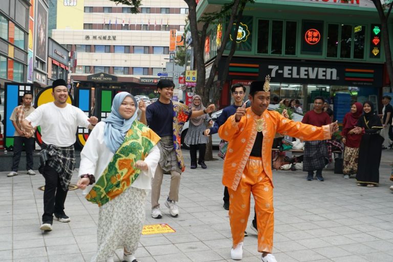 ‘Flashmob’ pertama di Korea, perkenalkan budaya Malaysia di mata dunia