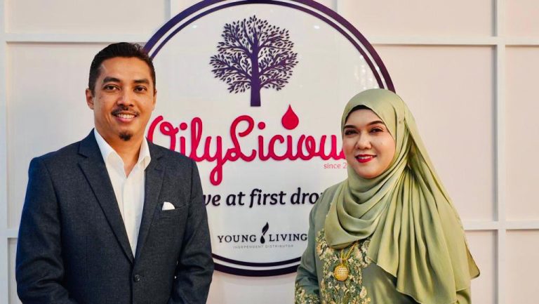 “Kerja sampai akaun bank macam nombor telefon,” – Teacher Watie diiktiraf Muslim pertama di dunia bergelar Royal Crown Diamond, jana pendapatan enam angka sebulan