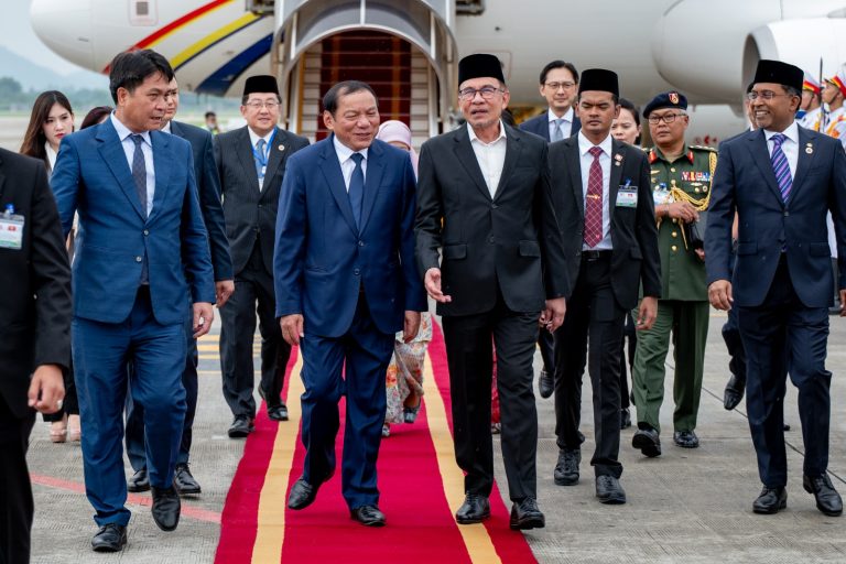 Perdana Menteri, isteri tiba di Hanoi lawatan rasmi ke Vietnam