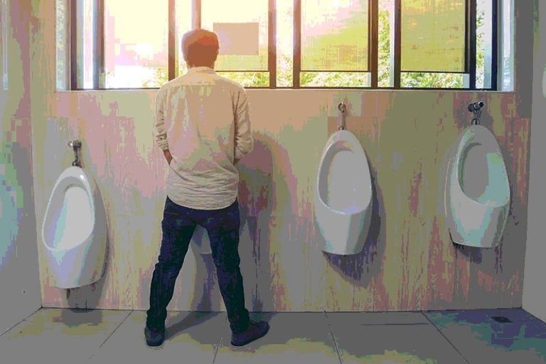 Suka kencing berdiri? Anda berisiko mengidap batu karang dan lemah syahwat