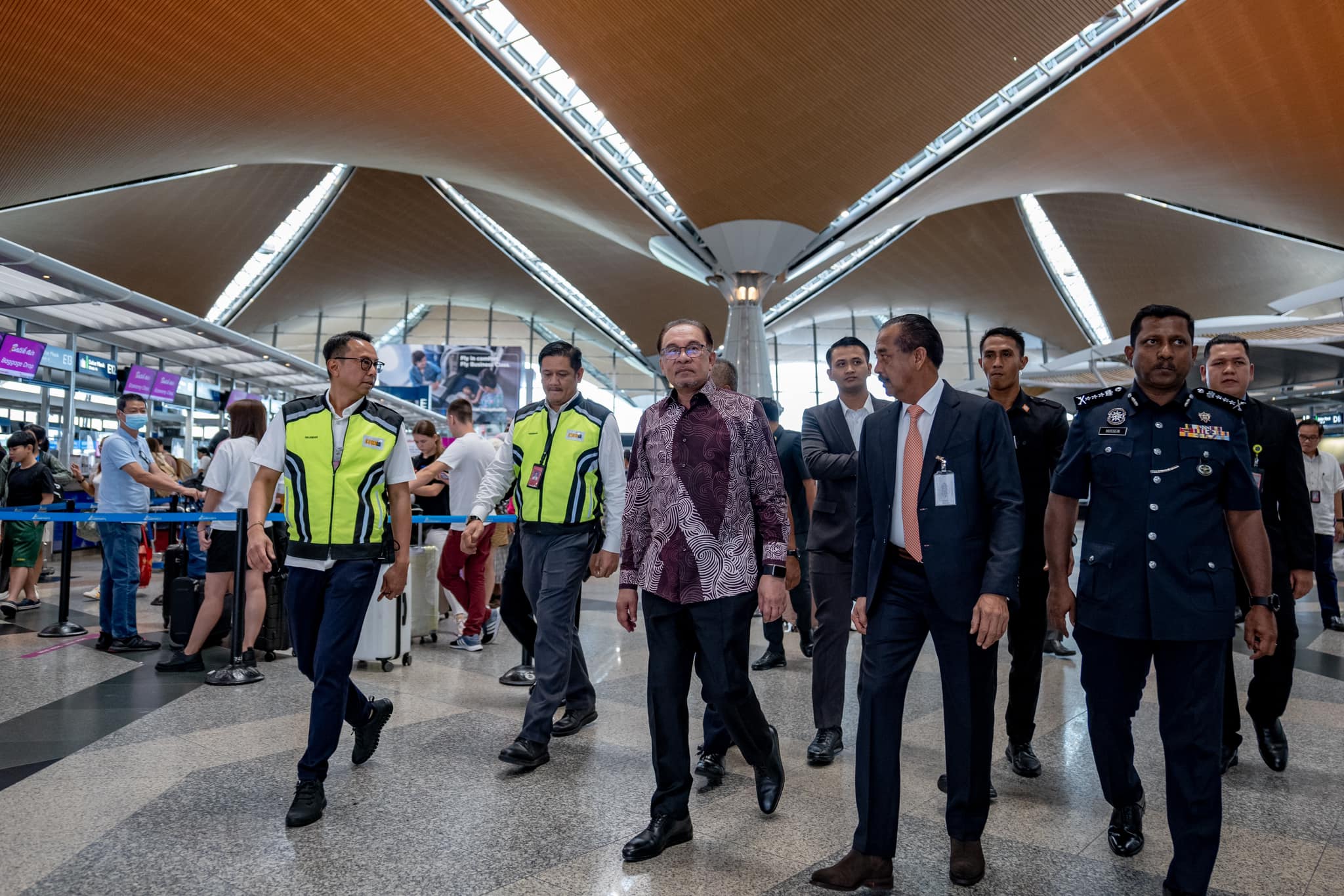 “Operasi terkawal” – Anwar lawat KLIA selepas kecoh isu menteri ‘serbu’ balai ketibaan