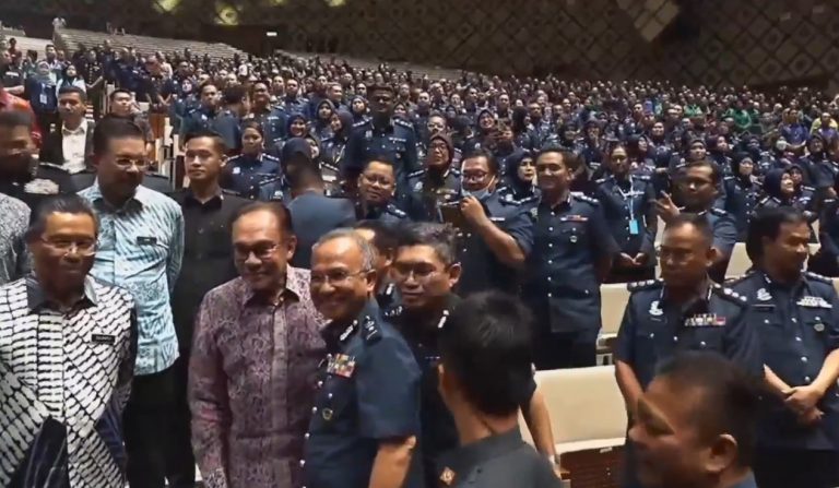 Skim gaji penjawat awam disaran naik secara berperingkat – PM