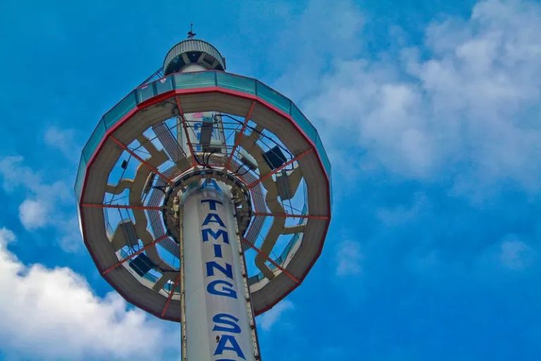 Menara Taming Sari tersangkut, 36 pengunjung cemas terperangkap kira-kira 1 jam