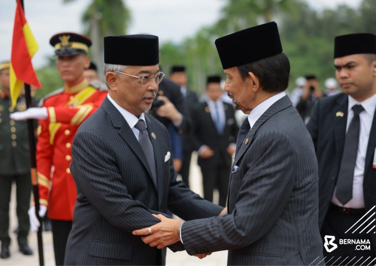 Sultan Brunei diberi sambutan negara di Istana Negara