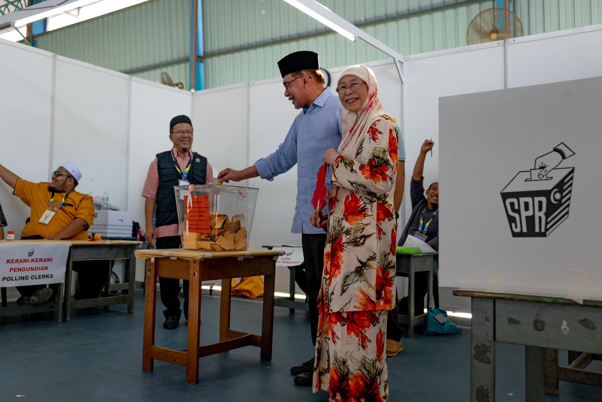 PRN Pulau Pinang: Anwar, Dr Wan Azizah selesai mengundi