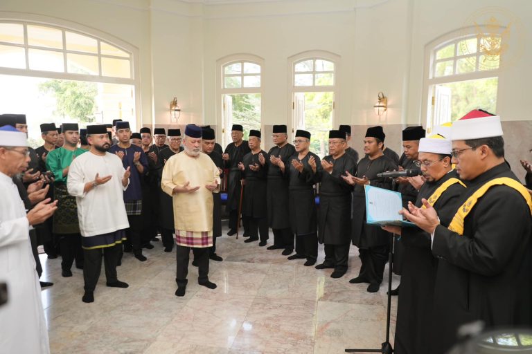 Hari Hol: Sultan Ibrahim berangkat ziarah Makam Diraja