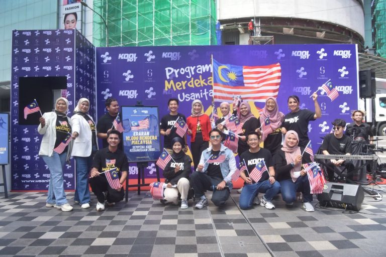 10,000 Jalur Gemilang diedarkan kepada orang ramai di sekitar Bukit Bintang