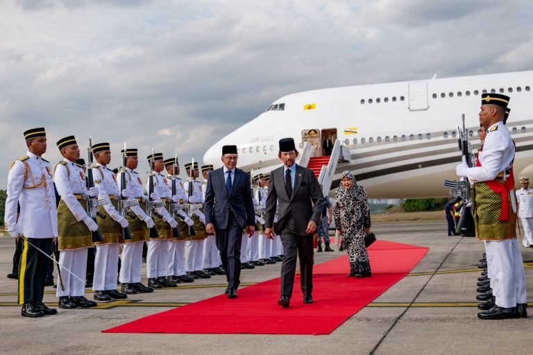 Sultan Brunei berangkat tiba lawatan negara ke Malaysia