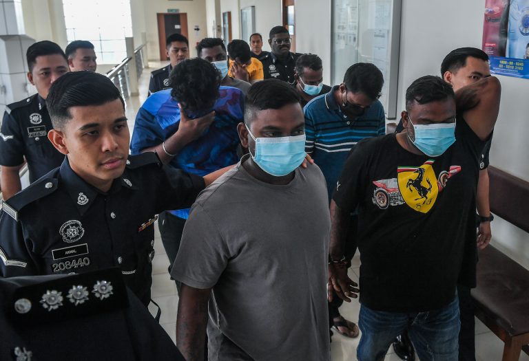 9 lelaki termasuk tiga beranak mengaku tak bersalah bergaduh, merusuh