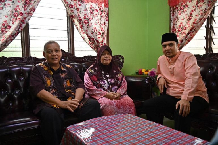 PM Anwar hulur sumbangan kepada anak P.Ramlee yang kemalangan