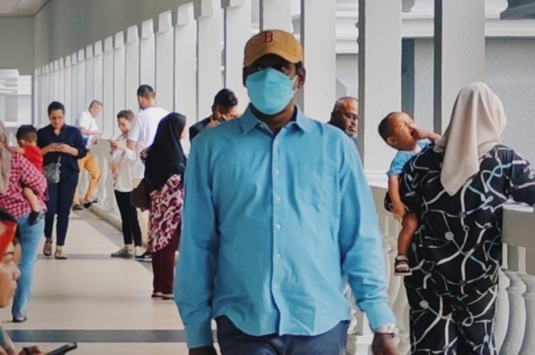 Pukul amah guna batang besi, peniaga mengaku tak bersalah