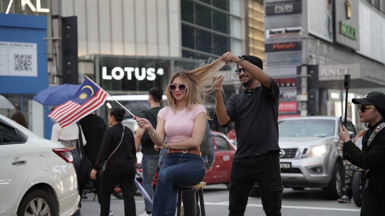 Gimik ‘salun dijalanan’ , ChezKamya Professional rai Hari Malaysia di tengah ibu kota