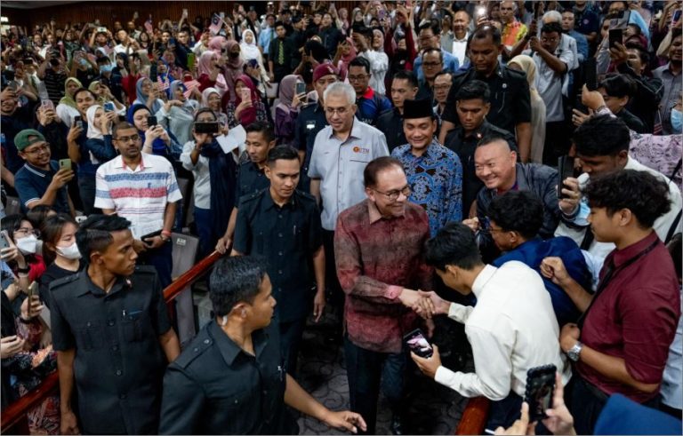 Kerajaan kaji semula pelarasan gaji penjawat awam