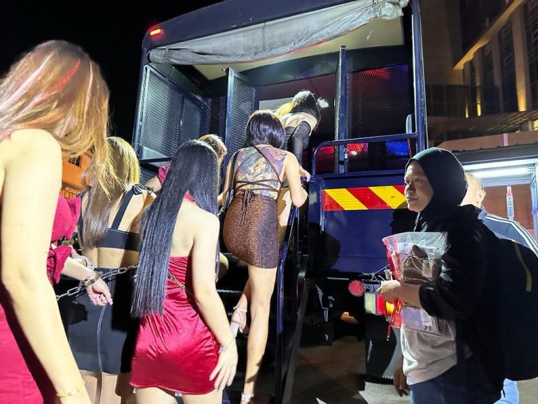 ‘Gadis kalung bunga’ dicekup Imigresen, tawar khidmat antara RM200-RM1,000